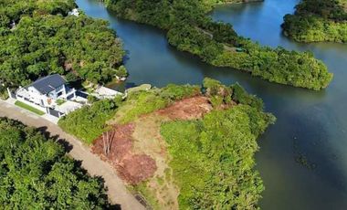 FOR SALE! LAKESIDE VACATION HOME