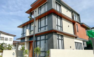 Luxury and Stunning 4-Bedroom House in South Forbes Silang Cavite | Fretrato ID: RC167