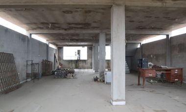 Permítete soñar un instante. Este edificio CÉNTRICO de tres pisos podría ser el inicio de algo extraordinario para tu proyecto.