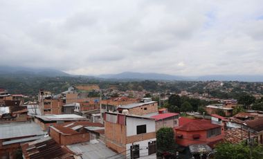 Permítete soñar un instante. Este edificio CÉNTRICO de tres pisos podría ser el inicio de algo extraordinario para tu proyecto.