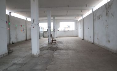 Permítete soñar un instante. Este edificio CÉNTRICO de tres pisos podría ser el inicio de algo extraordinario para tu proyecto.