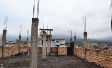 Permítete soñar un instante. Este edificio CÉNTRICO de tres pisos podría ser el inicio de algo extraordinario para tu proyecto.