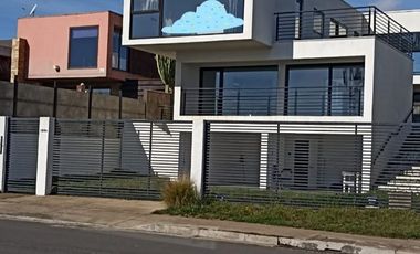 Excelente en Venta Casa Mediterranea Concón 4 dormitorios, 3 niveles -