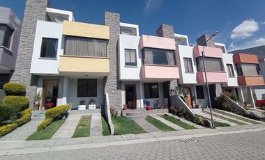 Casa de venta Pusuqui conjunto Villanueva, terraza, 3 pisos, acepto vehiculo parte pago