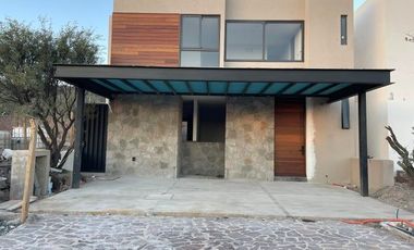 En venta casa en Condominio en Altozano 4 recàmaras cuarto de servicio terraza vigilancia VL-24-3051