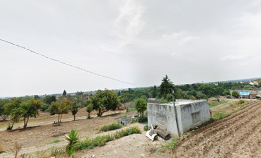 SE VENDE TERRENO CON CONSTRUCCIONES