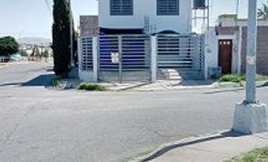 Bonita casa en dos plantas en esquina y frente a parque en buen estado de conservación.