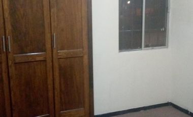 Bonita casa en dos plantas en esquina y frente a parque en buen estado de conservación.
