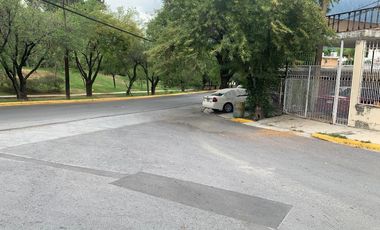 Venta 2 Casas de 1 piso, 2 Departamentos y una Bodega LAS TORRES Monterrey ESQUINA especial para INVERSION (Amplio Terreno con 5 Unidades Rentables)