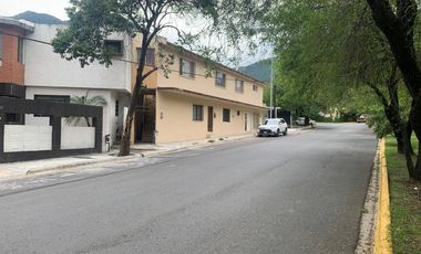 Venta 2 Casas de 1 piso, 2 Departamentos y una Bodega LAS TORRES Monterrey ESQUINA especial para INVERSION (Amplio Terreno con 5 Unidades Rentables)