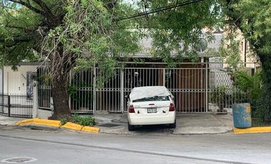 Venta 2 Casas de 1 piso, 2 Departamentos y una Bodega LAS TORRES Monterrey ESQUINA especial para INVERSION (Amplio Terreno con 5 Unidades Rentables)