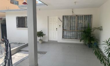 Venta 2 Casas de 1 piso, 2 Departamentos y una Bodega LAS TORRES Monterrey ESQUINA especial para INVERSION (Amplio Terreno con 5 Unidades Rentables)