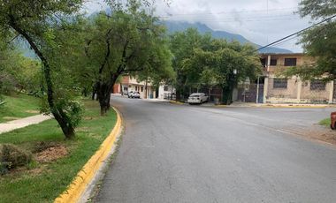 Venta 2 Casas de 1 piso, 2 Departamentos y una Bodega LAS TORRES Monterrey ESQUINA especial para INVERSION (Amplio Terreno con 5 Unidades Rentables)