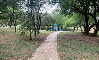 Venta 2 Casas de 1 piso, 2 Departamentos y una Bodega LAS TORRES Monterrey ESQUINA especial para INVERSION (Amplio Terreno con 5 Unidades Rentables)