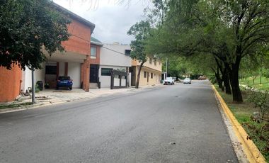 Venta 2 Casas de 1 piso, 2 Departamentos y una Bodega LAS TORRES Monterrey ESQUINA especial para INVERSION (Amplio Terreno con 5 Unidades Rentables)