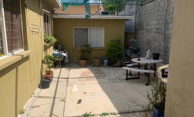 Venta 2 Casas de 1 piso, 2 Departamentos y una Bodega LAS TORRES Monterrey ESQUINA especial para INVERSION (Amplio Terreno con 5 Unidades Rentables)