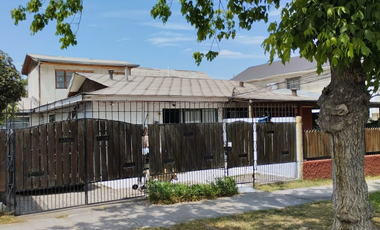 Amplia casa con 4 dormitorios en Macul