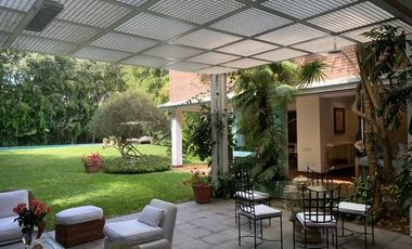 CASA EN VENTA EN SAN ISIDRO CON GRAN JARDIN