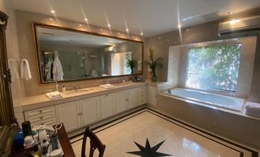 CASA EN VENTA EN SAN ISIDRO CON GRAN JARDIN