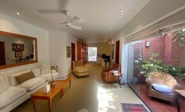 CASA EN VENTA EN SAN ISIDRO CON GRAN JARDIN