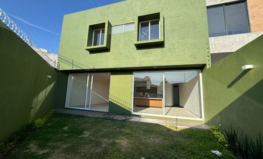 CASA EN VENTA ATRAS DE COTSCO