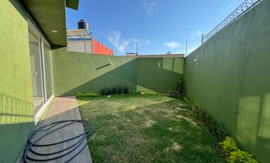 CASA EN VENTA ATRAS DE COTSCO