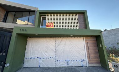 CASA EN VENTA ATRAS DE COTSCO