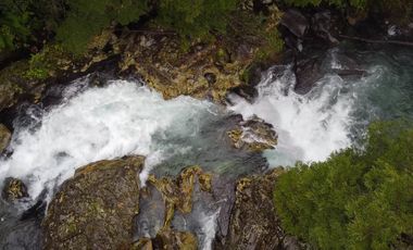 Se Vende Hermoso Predio de 230ha en Pucón cruzado por el río Carhuello y vista al Volcán Villarrica, Quetrupillán y Lanin