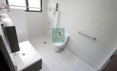 Charming 3-Bedroom Bungalow with Garden for Rent - Tranquil Living Near Country Mall!