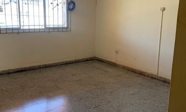 VENDO CASA DE TRES PISOS  EN LA URB. MAGISTRAL - PIURA