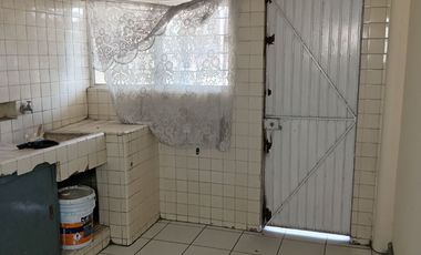 Casa en VENTA sobre Av. Revolución, frente al Colegio Anáhuac, Guadalajara, Jalisco