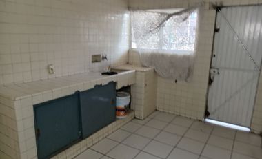 Casa en VENTA sobre Av. Revolución, frente al Colegio Anáhuac, Guadalajara, Jalisco