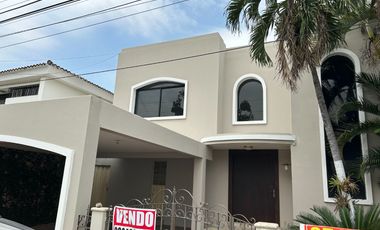 VENDO HERMOSA CASA EN LOS PARQUES