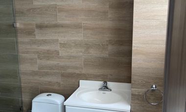 SE RENTA OFICINA EN PERIFÉRICO LOMAS DE CHAPULTEPEC CON ISLA PARA ASCENSO VIG. 24 HRS.