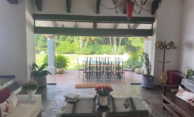 VENDO ESPECTACULAR RESIDENCIA AMUEBLADA EN FRACC. SUMIYA, CUERNAVACA. SEGURIDAD.