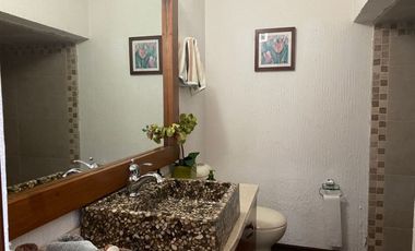 VENDO ESPECTACULAR RESIDENCIA AMUEBLADA EN FRACC. SUMIYA, CUERNAVACA. SEGURIDAD.