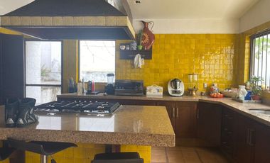 VENDO ESPECTACULAR RESIDENCIA AMUEBLADA EN FRACC. SUMIYA, CUERNAVACA. SEGURIDAD.