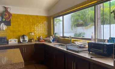 VENDO ESPECTACULAR RESIDENCIA AMUEBLADA EN FRACC. SUMIYA, CUERNAVACA. SEGURIDAD.