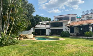 VENDO ESPECTACULAR RESIDENCIA AMUEBLADA EN FRACC. SUMIYA, CUERNAVACA. SEGURIDAD.