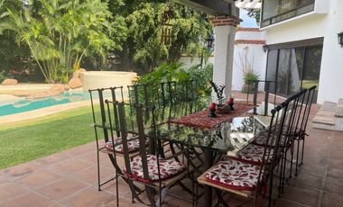 VENDO ESPECTACULAR RESIDENCIA AMUEBLADA EN FRACC. SUMIYA, CUERNAVACA. SEGURIDAD.
