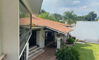 VENDO ESPECTACULAR RESIDENCIA AMUEBLADA EN FRACC. SUMIYA, CUERNAVACA. SEGURIDAD.