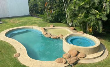 VENDO ESPECTACULAR RESIDENCIA AMUEBLADA EN FRACC. SUMIYA, CUERNAVACA. SEGURIDAD.