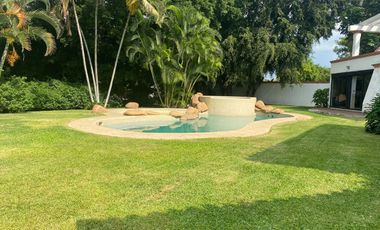 VENDO ESPECTACULAR RESIDENCIA AMUEBLADA EN FRACC. SUMIYA, CUERNAVACA. SEGURIDAD.