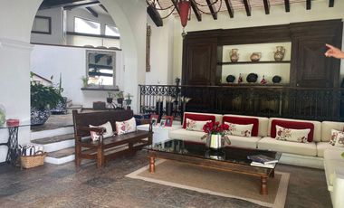 VENDO ESPECTACULAR RESIDENCIA AMUEBLADA EN FRACC. SUMIYA, CUERNAVACA. SEGURIDAD.
