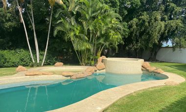 VENDO ESPECTACULAR RESIDENCIA AMUEBLADA EN FRACC. SUMIYA, CUERNAVACA. SEGURIDAD.