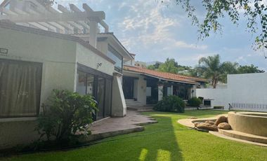 VENDO ESPECTACULAR RESIDENCIA AMUEBLADA EN FRACC. SUMIYA, CUERNAVACA. SEGURIDAD.