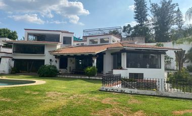 VENDO ESPECTACULAR RESIDENCIA AMUEBLADA EN FRACC. SUMIYA, CUERNAVACA. SEGURIDAD.
