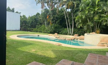 VENDO ESPECTACULAR RESIDENCIA AMUEBLADA EN FRACC. SUMIYA, CUERNAVACA. SEGURIDAD.