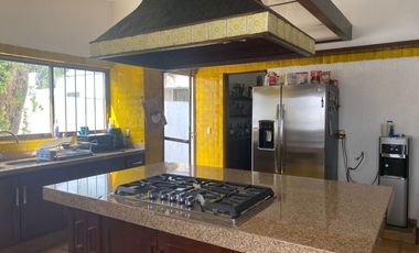 VENDO ESPECTACULAR RESIDENCIA AMUEBLADA EN FRACC. SUMIYA, CUERNAVACA. SEGURIDAD.