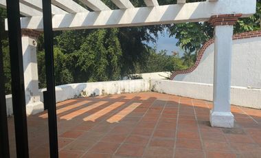 VENDO ESPECTACULAR RESIDENCIA AMUEBLADA EN FRACC. SUMIYA, CUERNAVACA. SEGURIDAD.